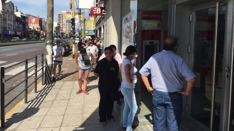 Los cajeros automáticos son una de las formas habilitadas para poder sacar efectivo (Carlos Ventura/Crónica).