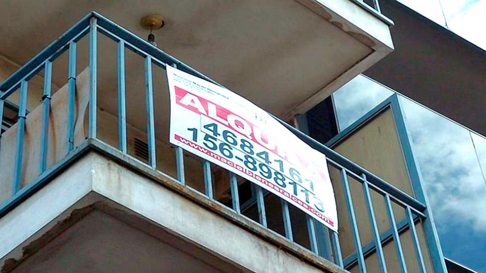 Como consecuencia secundaria de la pandemia, mucha gente teme por su vivienda. (Télam)