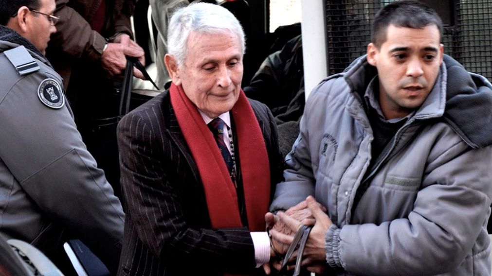 El represor al salir de uno de los siete juicios en los que fue condenado (T�lam/Archivo).