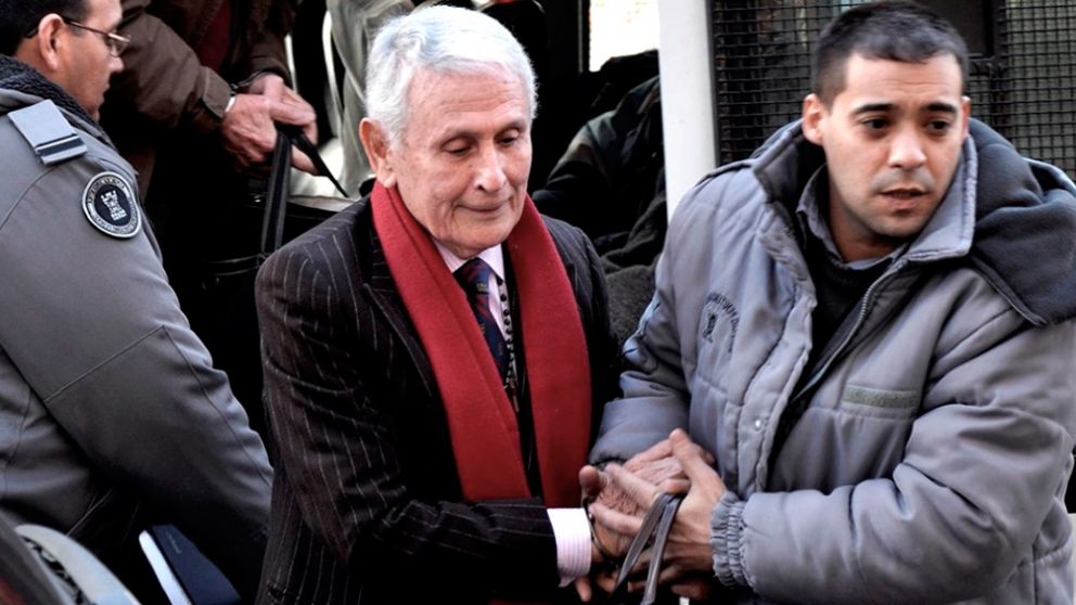 El represor al salir de uno de los siete juicios en los que fue condenado (Télam/Archivo).