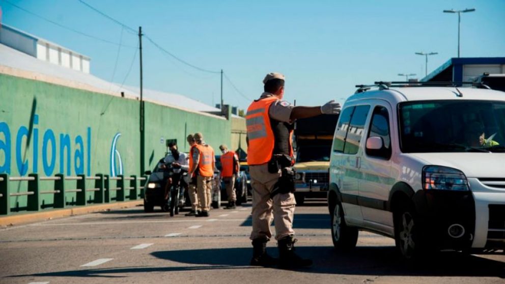 Los estrictos controles generan demoras a los que están exceptuados y tienen que trabajar.