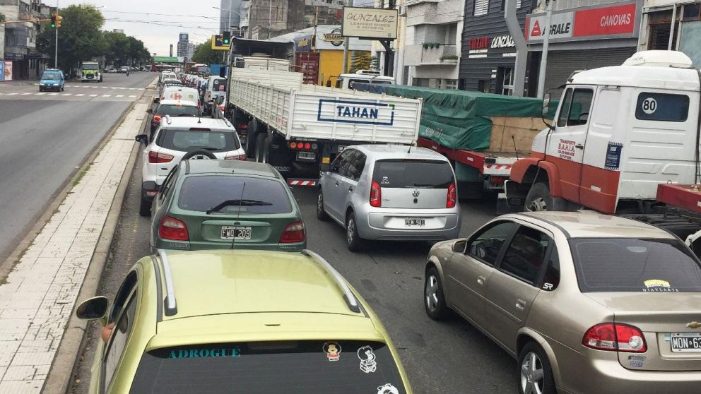 Los Accesos de la Ciudad colapsaron por la gran cantidad de autos que transitaron por la calle durante la cuarentena (Crónica-Carlos Ventura).