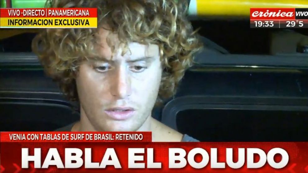 El surfer durante la lectura del parte policial (Crónica HD).