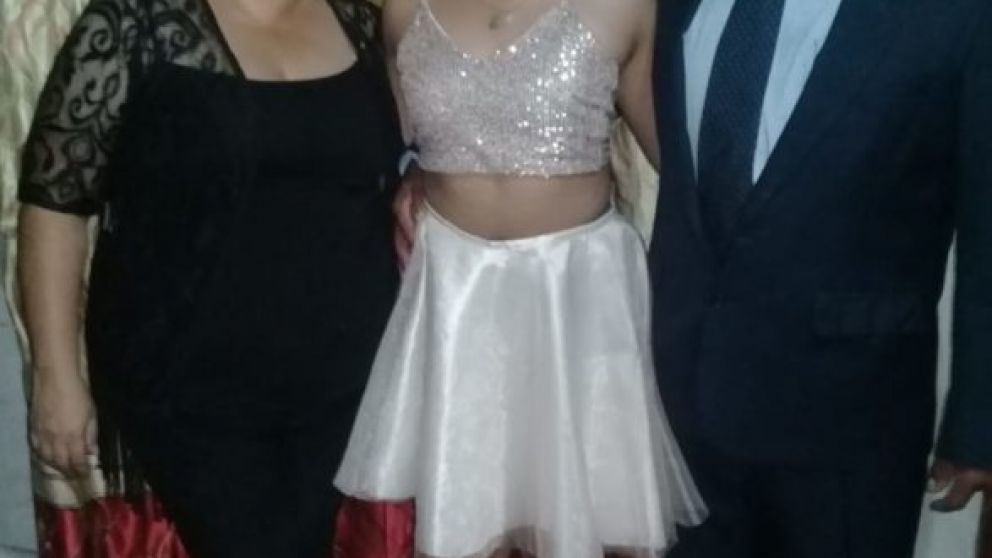 Angie Farias y sus padres tuvieron su fiesta, pese a la pandemia.