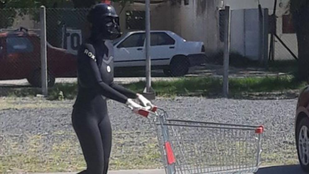 Así se manejó con su changuito la mujer vestida del personaje de Star Wars.