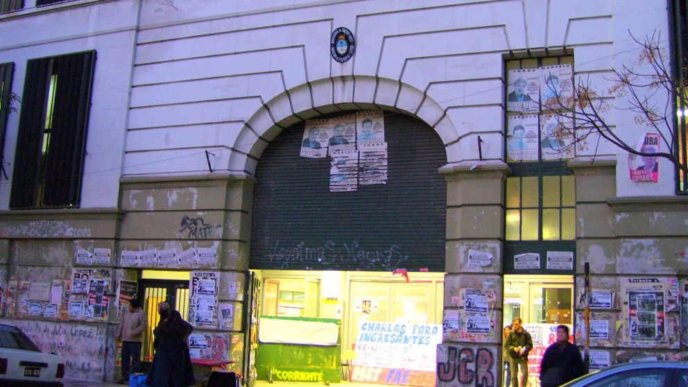 La gente que estuvo en contacto con el docente infectado ya fue contactada.