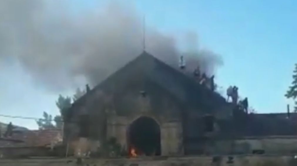 En Coronda los presos se subieron a los techos y provocaron un incendio.