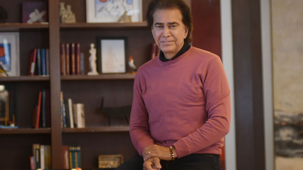 El cantante es muy religioso.