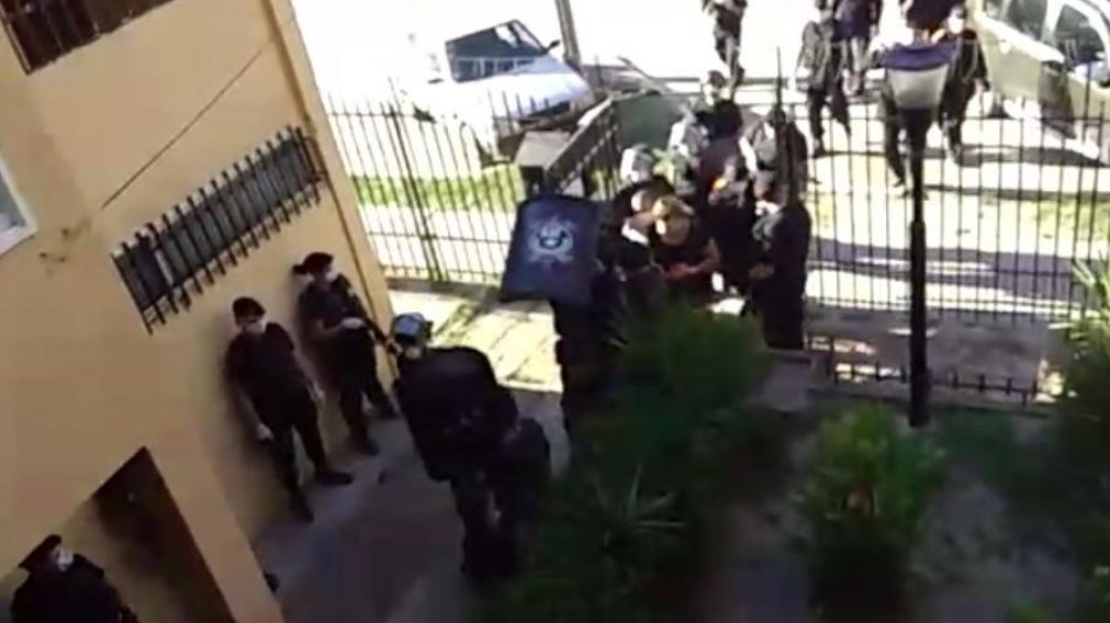 Así ingresaba la pareja que cumplirá con el arresto en su domicilio (Captura video).