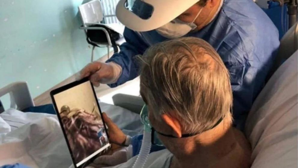 Los ancianos a punto de morir se despiden por videollamada.