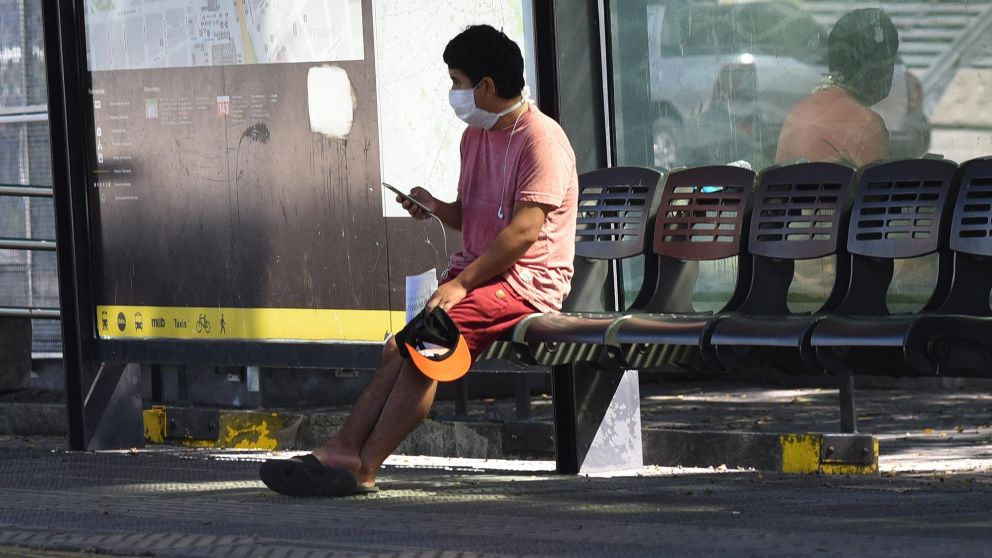 Los colectivos, casi sin gente en las paradas (Jonatan Moreno - Diario Crónica)