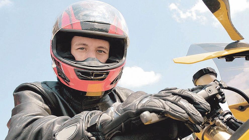 La importancia de la utilización del casco cuando manejás una moto.