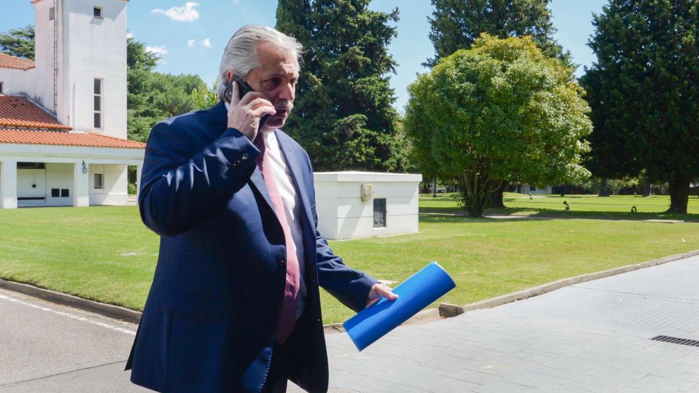 El Presidente trabaja a toda hora pensando cómo combatir al virus (Télam).