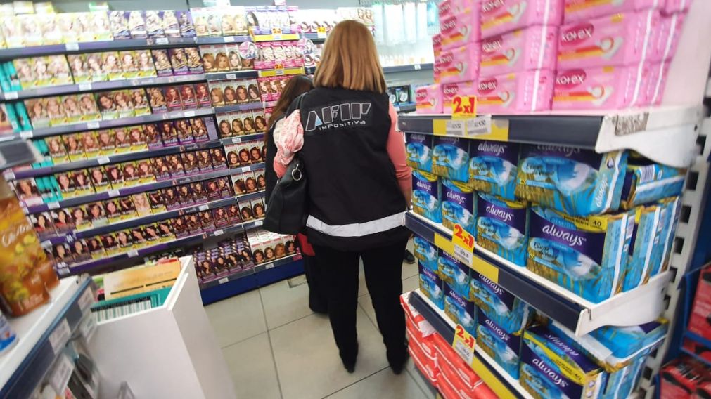 Clausuran farmacias por vender alcohol en gel a 600 pesos.