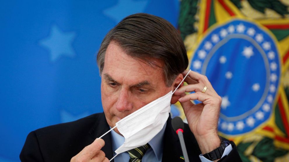 Bolsonaro dijo que le parece "una exageración" cerrar shoppings, templos e iglesias.