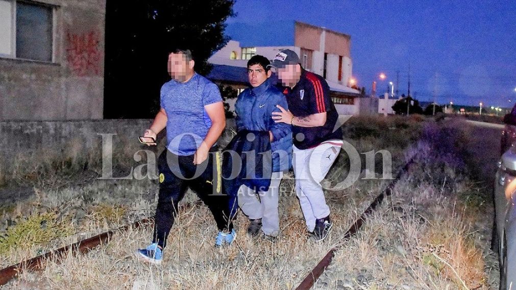 Así era trasladado a la comisaría el sujeto que recientemente se suicidó. (Gentileza La Opinión Austral)