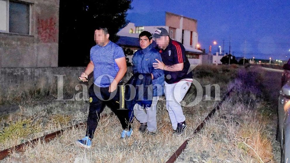 Así era trasladado a la comisaría el sujeto que recientemente se suicidó. (Gentileza La Opinión Austral)