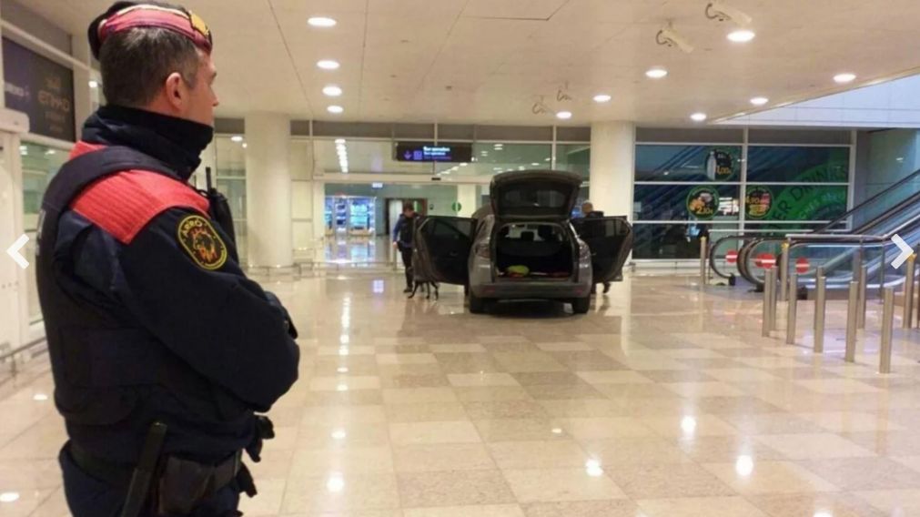 Polic�as de Barcelona custodiando el veh�culo que entr� al aeropuerto catal�n.