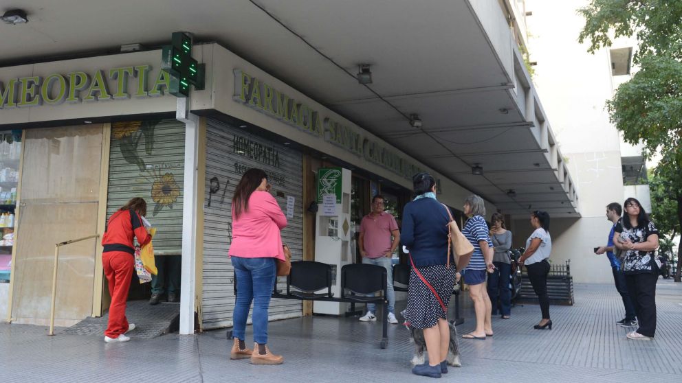 En las veredas de varias farmacias se juntó gente que buscaba sus medicamentos.