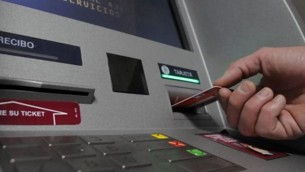 La medida busca disminuir la presencia de personas en las sucursales. (Foto ilustrativa)