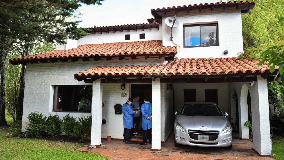 Funcionarios municipales fueron a la casa del hombre con barbijos y delantales para notificarlo (gentileza El Día de Escobar).