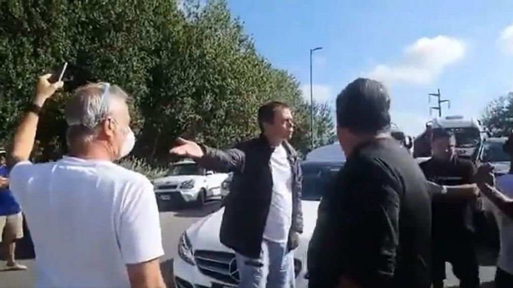 Las personas bloquearon los ingresos hacia la ciudad (Foto: captura de video).