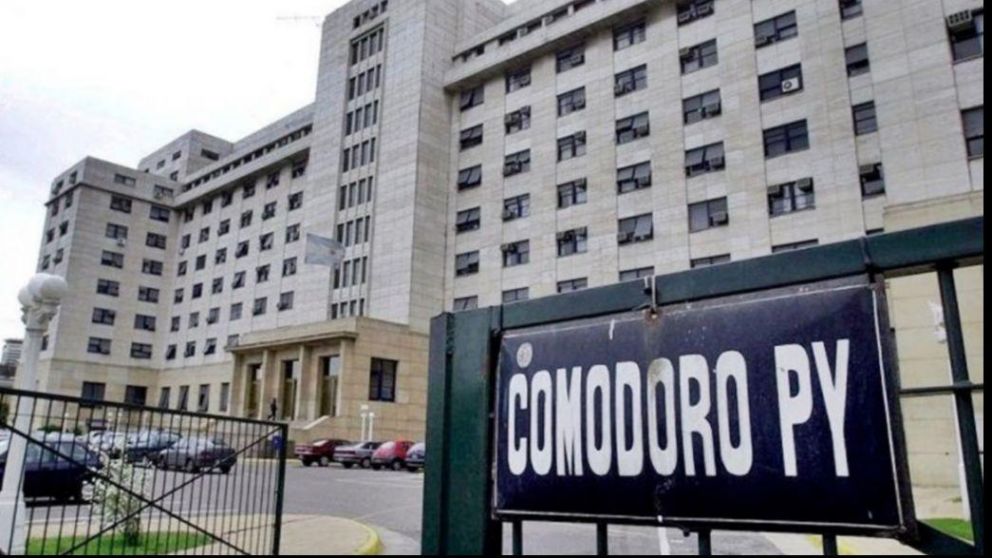 Los jueces que presentaron la denuncia habían pedido su baja antes de la aprobación de la ley.