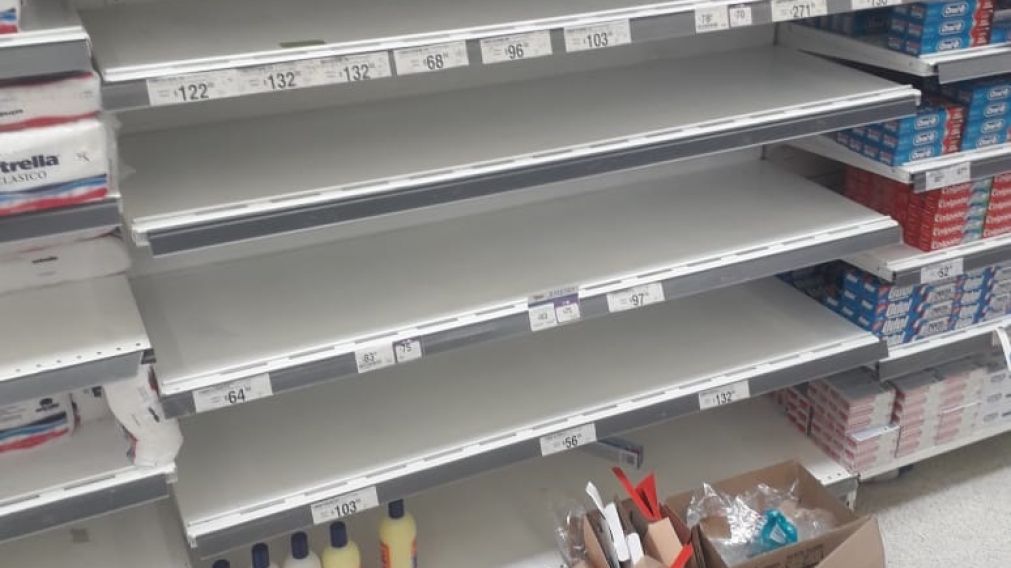 La reposición de productos no da abasto y algunos comerciantes se aprovechan de la necesidad de los consumidores.