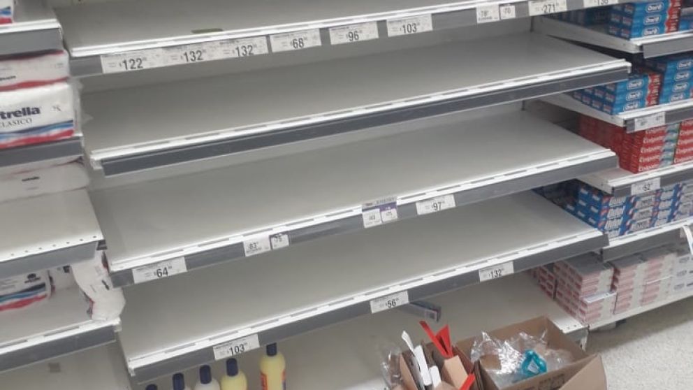 La reposición de productos no da abasto y algunos comerciantes se aprovechan de la necesidad de los consumidores.