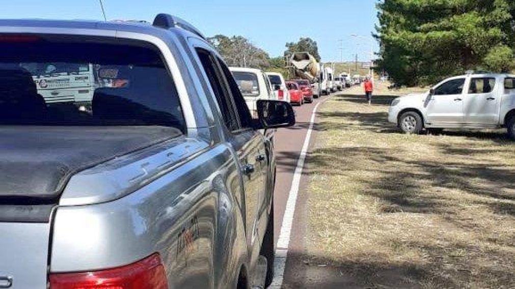 La fila de autos para entrar a Monte Hermoso no para de crecer.