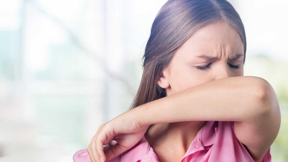 Estornudar cubriéndose con el pie del codo es una de las medidas de prevención de contagio.