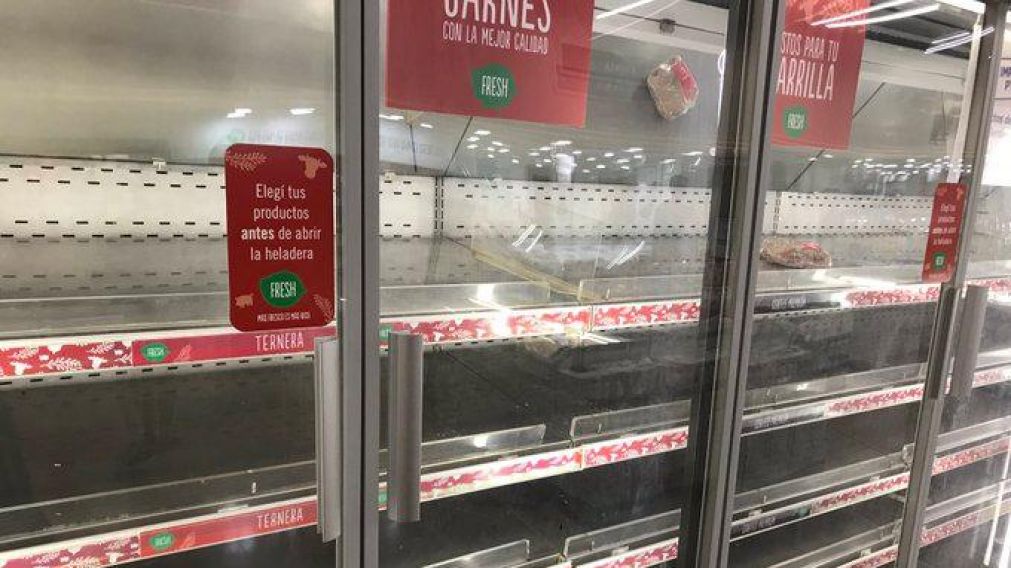 Por temor al coronavirus, los clientes arrasaron con todos los productos.