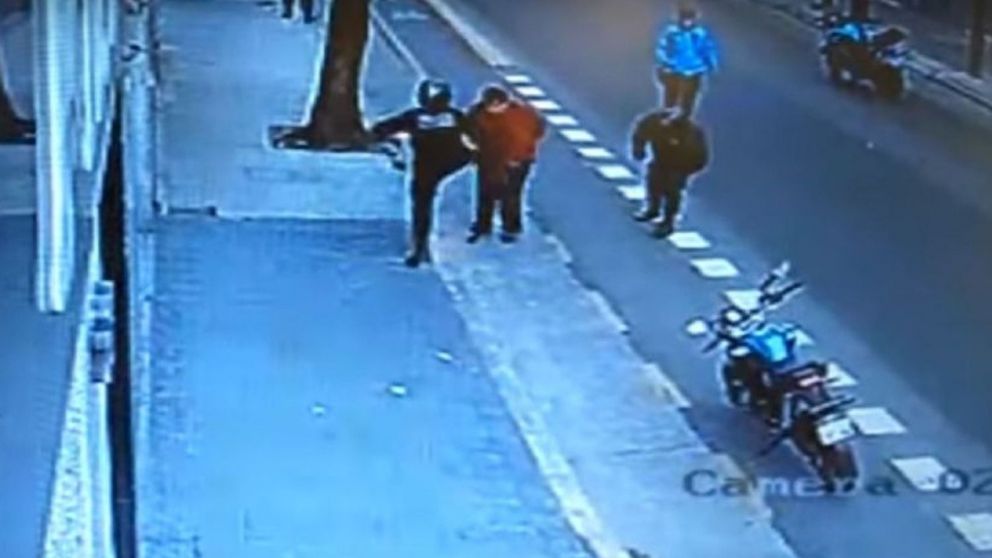 El momento en el que el policía Esteban Ramírez derriba de una patada a Jorge Gómez.