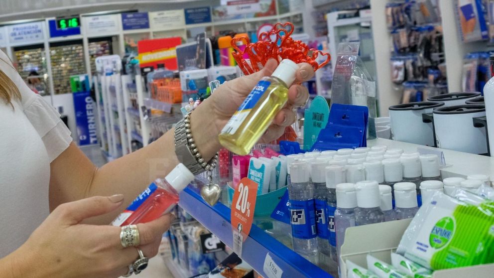 El precio del alcohol en gel por las nubes ante la demanda de la gente.