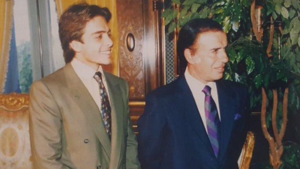 El presidente Carlos Menem junto a su hijo en un acto protocolar.