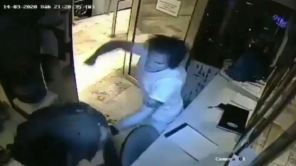 El hombre le fracturó el tabique al guardia de seguridad, quien lo acusó de no cumplir con la cuarentena (Captura).