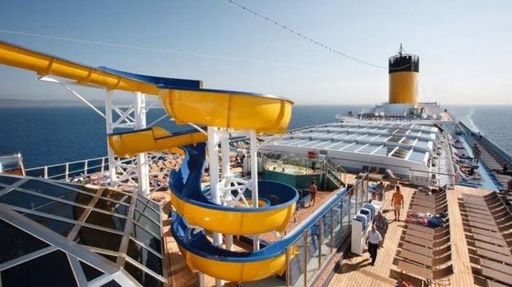 Hay 1600 argentinos a bordo del crucero varado.