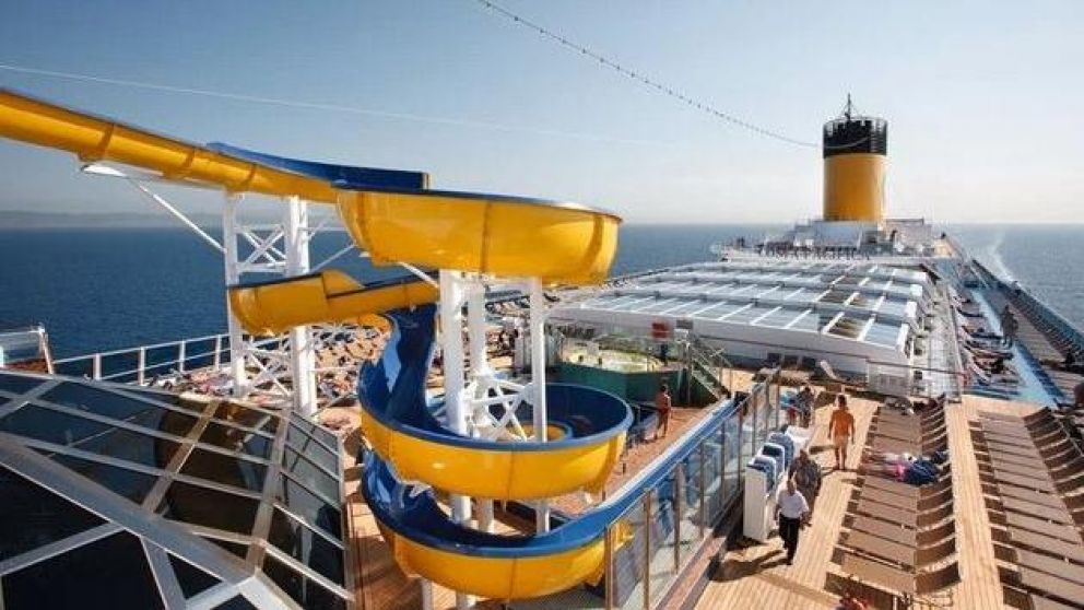 Hay 1600 argentinos a bordo del crucero varado.