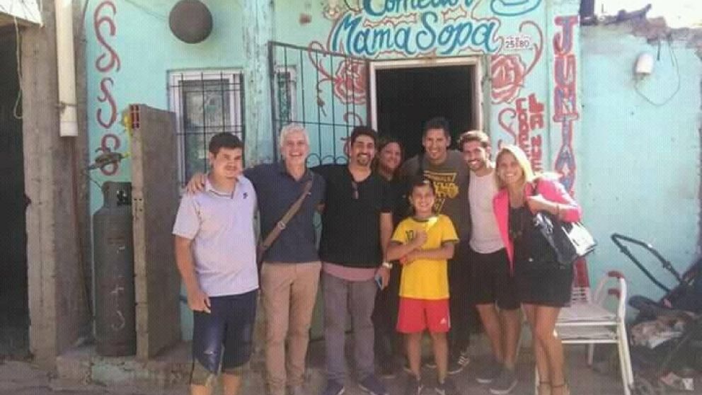 El placer de ayudar. El comedor asiste a cientos de personas de escasos recursos.