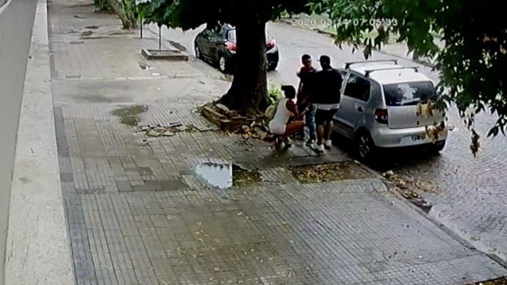 El suceso quedó registrado por cámaras de seguridad (Captura).