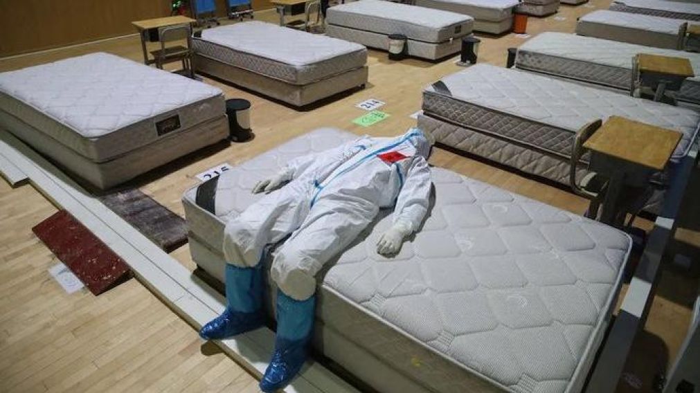 El doctor Jiang Wenyang acostado en la cama vacía del hospital, exhausto y aliviado.