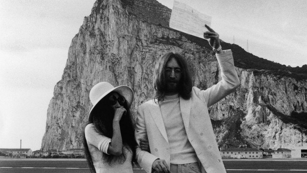Lennon y Ono, una pareja explosiva y emblemática.