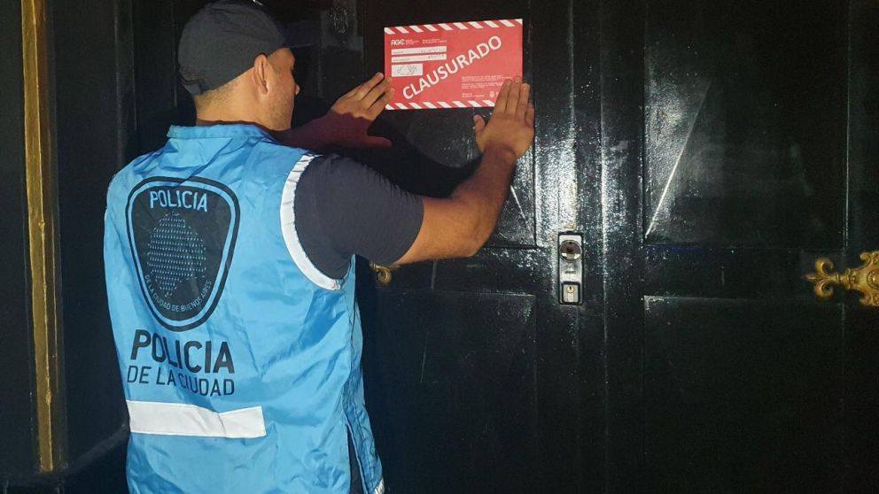 Una de las dos clausuras en la Ciudad por el coronavirus.