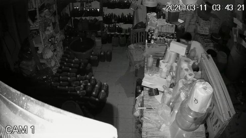 El robo quedó registrado en cámaras de seguridad (Captura).