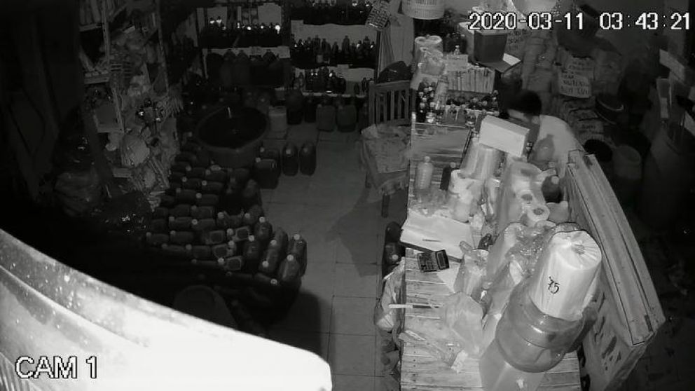 El robo quedó registrado en cámaras de seguridad (Captura).