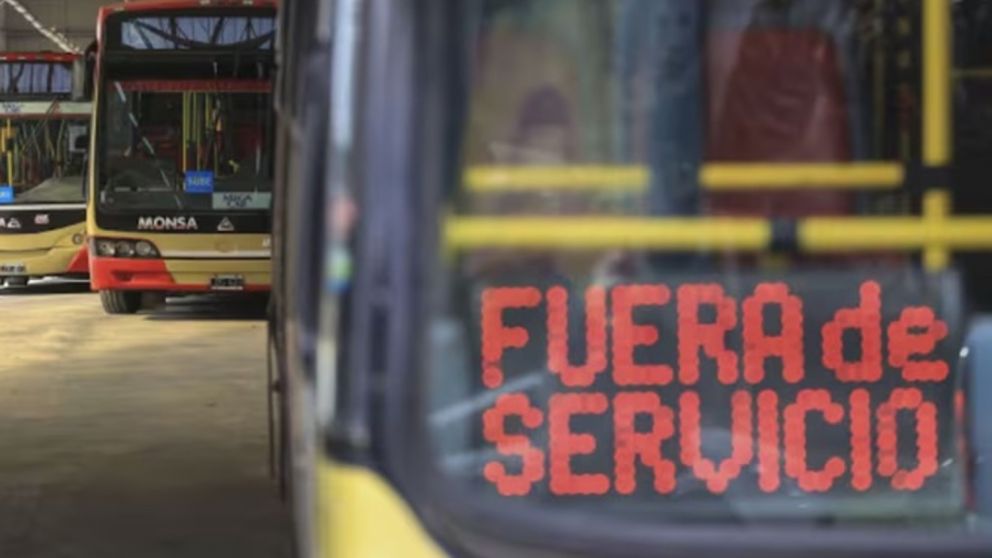 Los trabajadores de las empresas de transporte Nuevo Halcón y MOQSA iniciaron un paro de colectivos en el Área Metropolitana de Buenos Aires (AMBA).