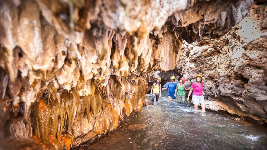 El arco rocoso que se abre sobre el cauce serpenteante, anunciando la entrada al mundo subterráneo de la región serrana.