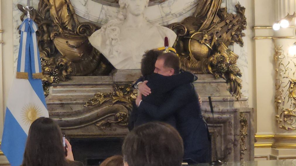 El Presidente Milei toma juramento al Ministro del Interior, Diego Santilli.
