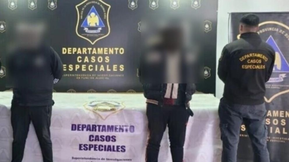 Dos de los sujetos que resultaron detenidos en el operativo.