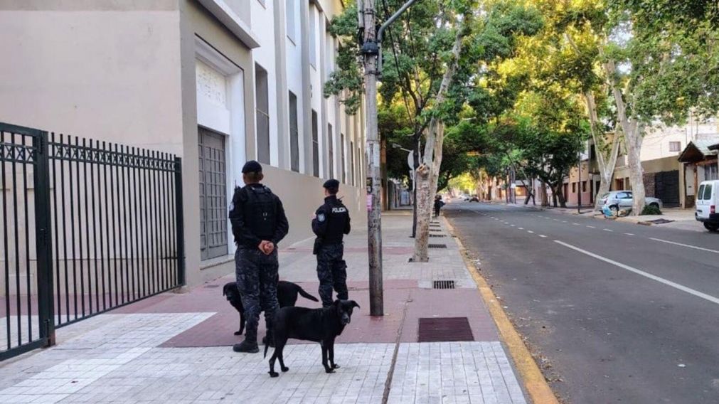 El colegio mendocino es custodiado por personal de la Policía de Infantería.
